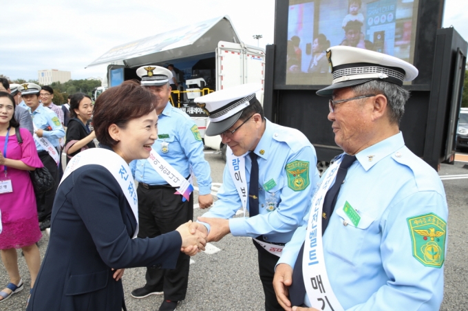 김현미 장관, “추석 연휴 시작과 끝은 안전운행” 강조 - 포토이미지