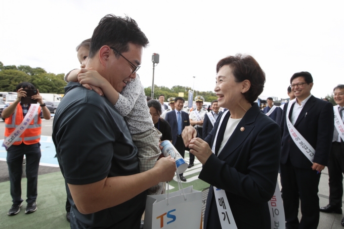 김현미 장관, “추석 연휴 시작과 끝은 안전운행” 강조 - 포토이미지