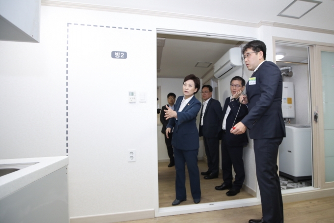 김현미 장관, 다자녀 가정 방문 주거실태 파악 - 포토이미지