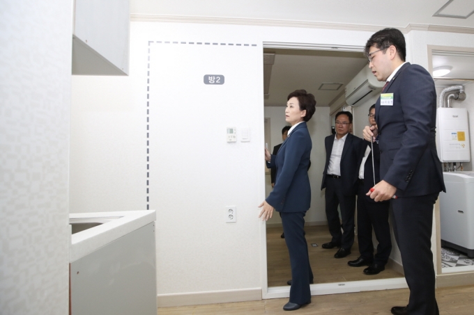 김현미 장관, 다자녀 가정 방문 주거실태 파악