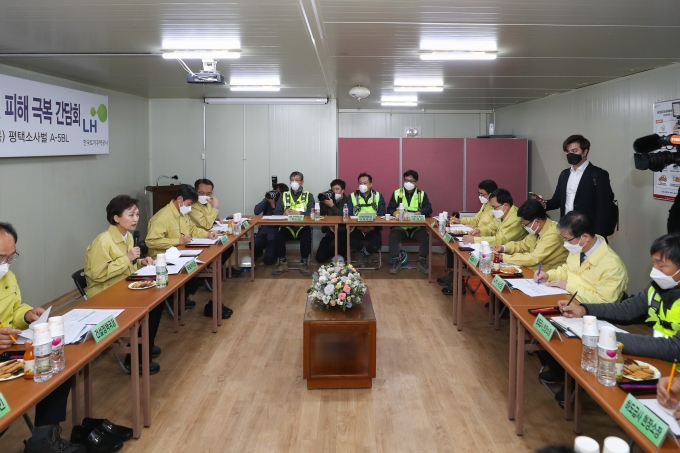 김현미 장관, 코로나19 대응 건설현장 방문 - 포토이미지