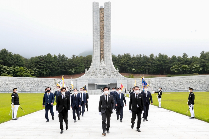 국토교통부 장관 대전 현충원 참배 - 포토이미지