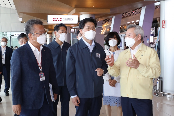 국토부 노형욱 장관, 김포공항 방역현장 점검 - 포토이미지