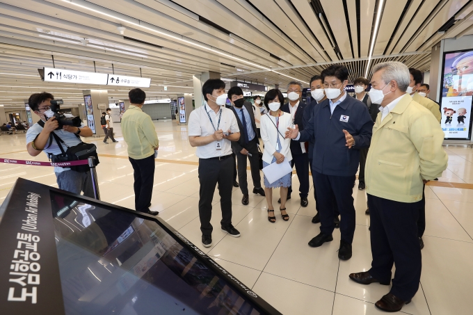 국토부 노형욱 장관, 김포공항 방역현장 점검 - 포토이미지