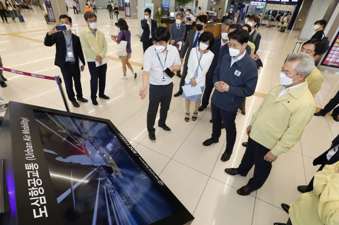 국토부 노형욱 장관, 김포공항 방역현장 점검