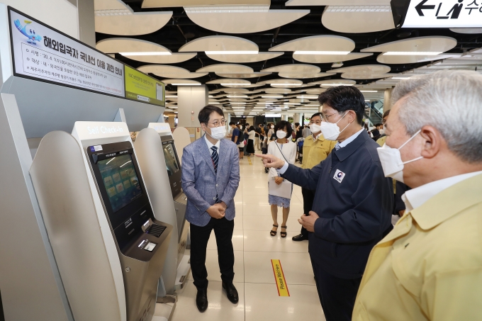 국토부 노형욱 장관, 김포공항 방역현장 점검