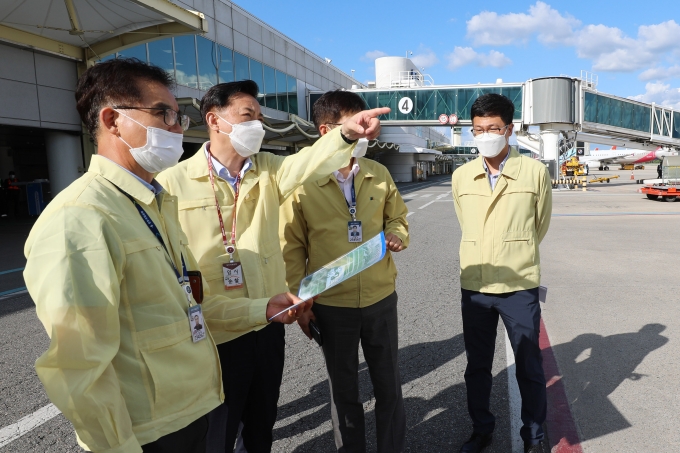 국토부 2차관 청주공항 폭염, 방역관리 현장점검 - 포토이미지