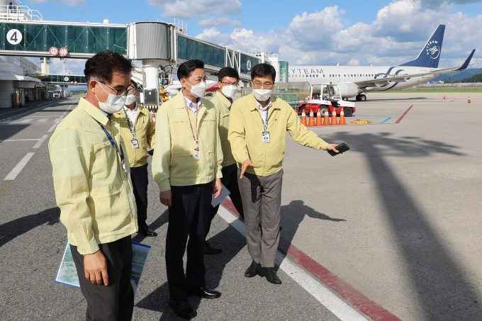 국토부 2차관 청주공항 폭염, 방역관리 현장점검 - 포토이미지