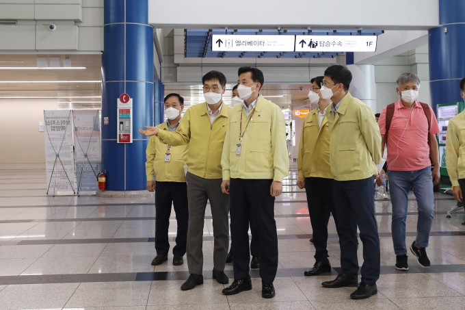 국토부 2차관 청주공항 폭염, 방역관리 현장점검 - 포토이미지