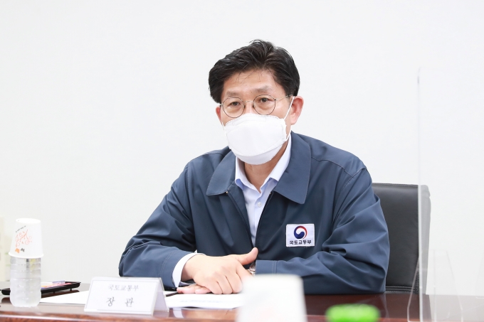 국토부 장관, 고속버스터미널 방역점검 - 포토이미지