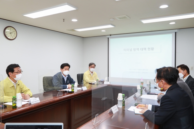 국토부 장관, 고속버스터미널 방역점검 - 포토이미지
