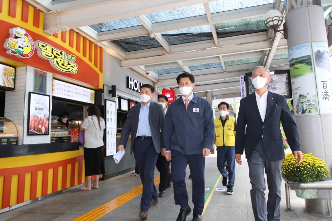 국토부 장관, 추석 특별대책 일환 고속도로 휴게소 방역체계 점검