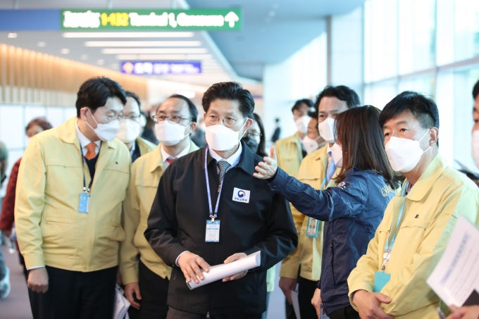 국토부 장관, 인천국제공항 입국방역 대응체계 점검 - 포토이미지