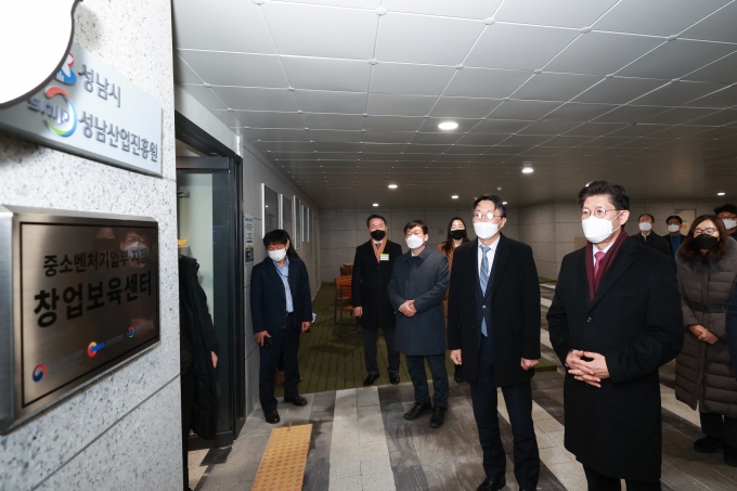 국토부장관, 청년창업지원주택 현장방문 - 포토이미지