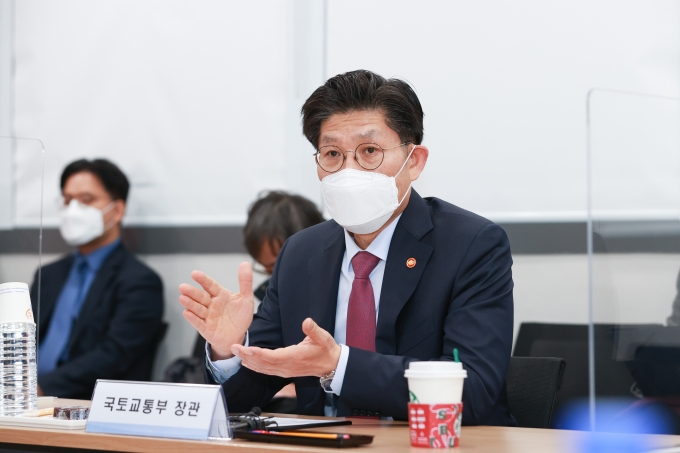 국토부장관, 청년창업지원주택 현장방문 - 포토이미지