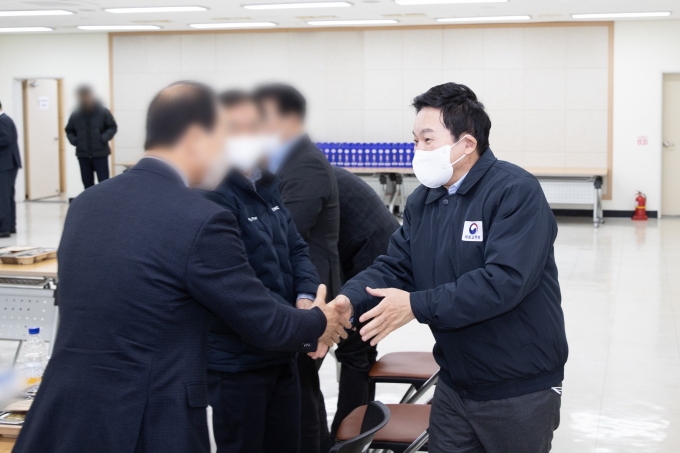 국토부 장관, 부산신항 관계자 오찬 간담회 - 포토이미지