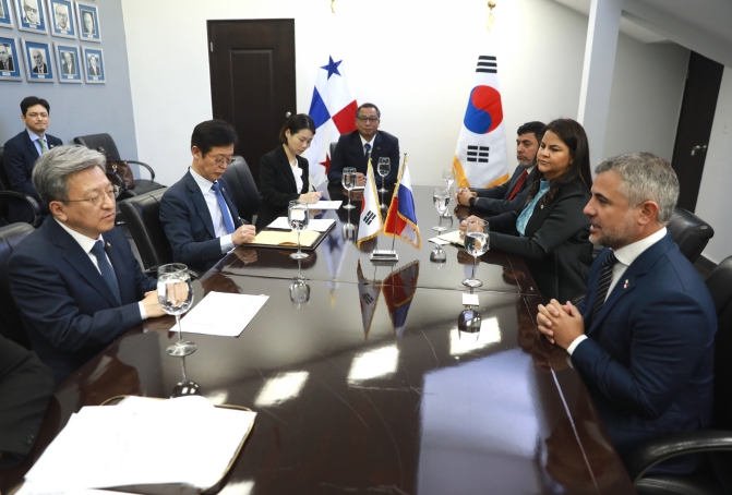 파나마 공공사업부장관 면담 - 포토이미지