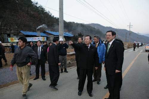 강원도 평창.진부 나전지역 수해 피해지역을 방문, 수해 복구 현황을 점검 (2007/02/13) - 포토이미지