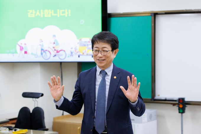 박상우 장관, 늘봄학교 재능기부 일일강사 참여 - 포토이미지