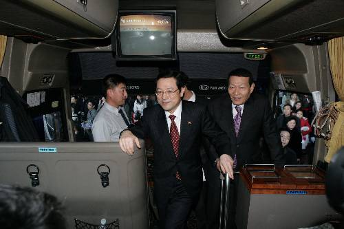 강남 고속버스터미널을 방문하여 귀향객들과 인사 (2007/02/16)