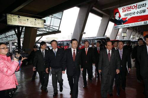 강남 고속버스터미널을 방문하여 귀향객들과 인사 (2007/02/16) - 포토이미지