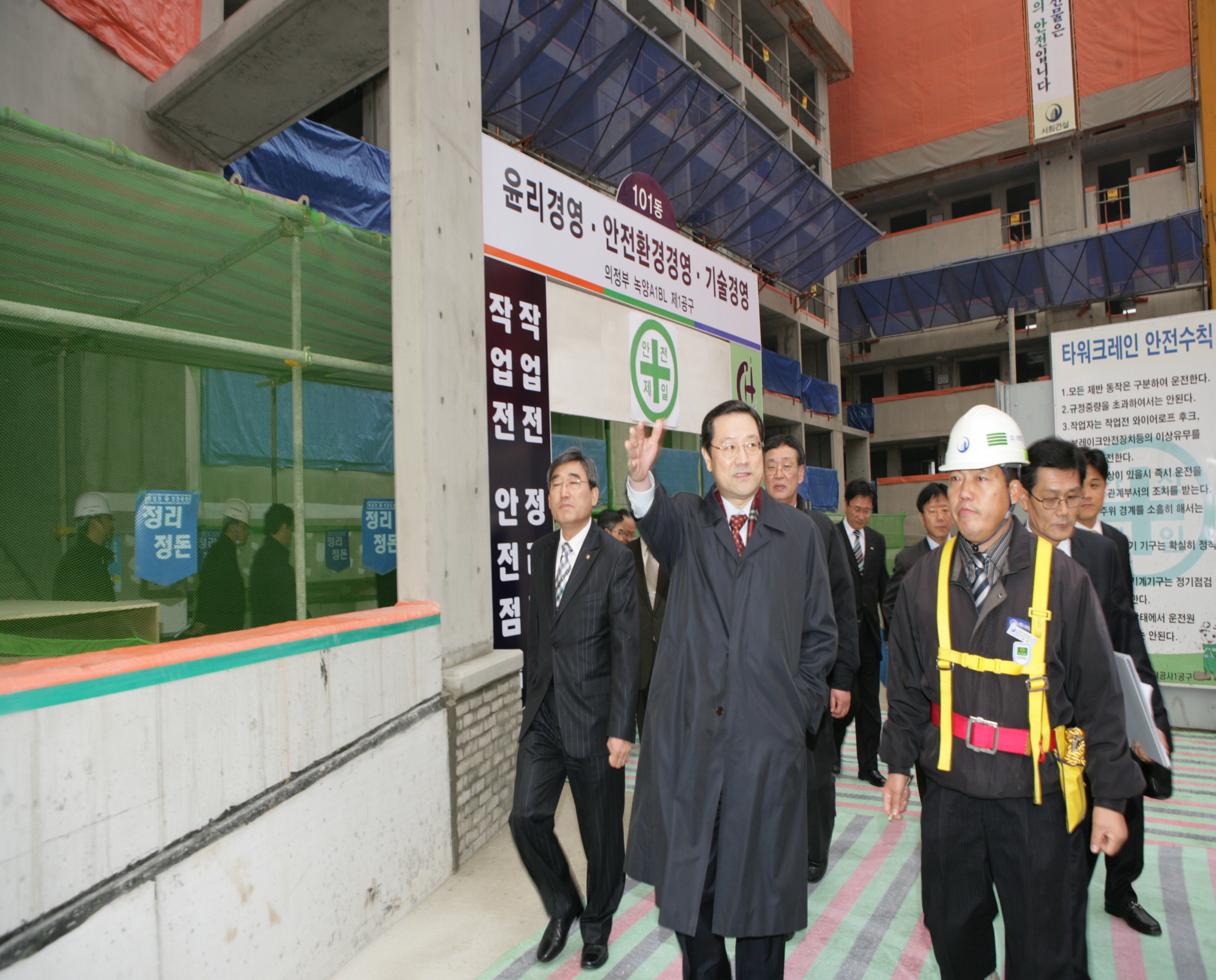 의정부 녹양 주공 택지개발지구내 임대 아파트 건설 현장을 방문, 근로자들을 격려 하고 안전 시공에 만전을 다 해 줄것을 당부 했다.(2006.12.15 ) - 포토이미지