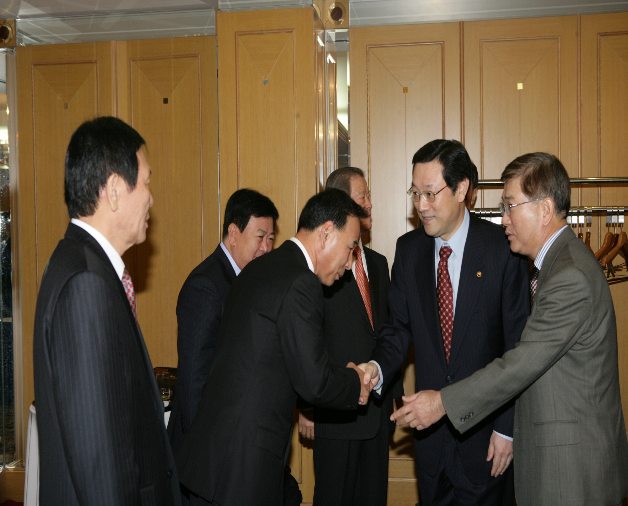 건설단체 총연합회 회장단들과 조찬 모임을 갖고, 건설업계 현안 문제와 정부정책에 대해 논의 했다. (2006.12.22)