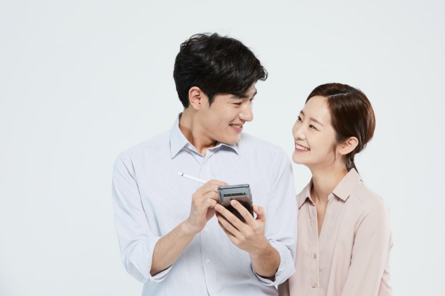 신혼부부 임대주택 '우리도 신청 가능할까?' 마이홈에서 자가진단으로 신청자격 바로 확인해보세요!