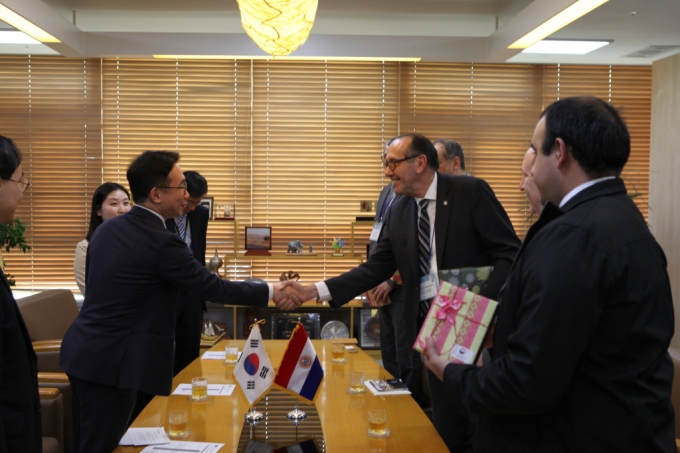 Vice Minister Park Sun-ho discussed land development cooperation with Paraguay, the Heart of America 포토이미지