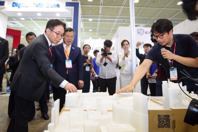 Smart Geo Expo 2019 brings cutting-edge geospatial technologies into one place 포토이미지