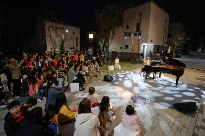 An Invitation to the Zero Energy Recital - Lights and Sounds from the Sun 포토이미지