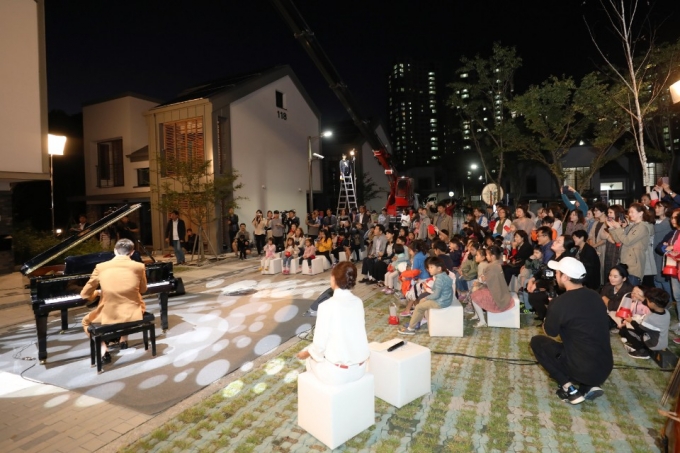 An Invitation to the Zero Energy Recital - Lights and Sounds from the Sun 포토이미지