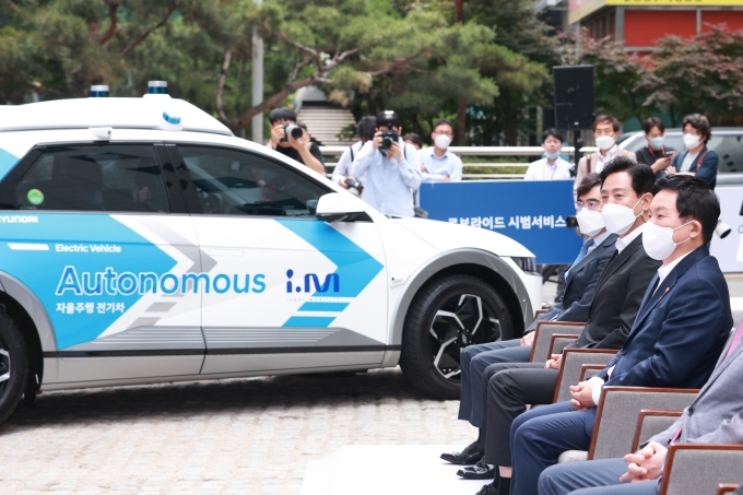 Minister's inaugural test ride with a Level 4 autonomous car-hailing service, RoboRide 포토이미지