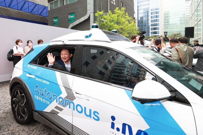 Minister's inaugural test ride with a Level 4 autonomous car-hailing service, RoboRide 포토이미지