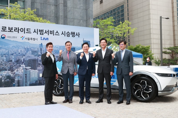 Minister's inaugural test ride with a Level 4 autonomous car-hailing service, RoboRide 포토이미지