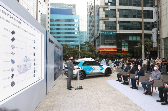 Minister's inaugural test ride with a Level 4 autonomous car-hailing service, RoboRide 포토이미지
