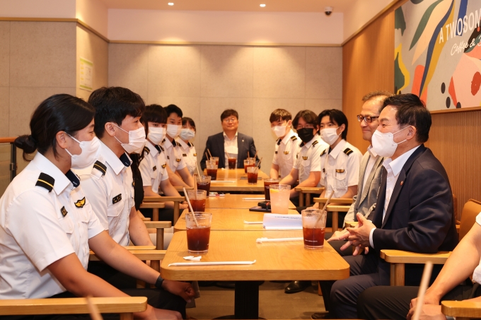 Meeting with Korea Aerospace University Students 포토이미지