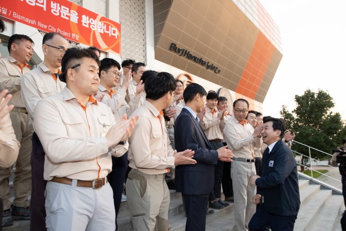 Paying a visit to Hanwha E&C, being in charge of the project site in Bismayah New Town in Iraq 포토이미지