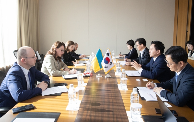 Minister WON Hee-ryong met with First Deputy Prime Minister of Ukraine to discuss Cooperation in Reconstruction of the Nation 포토이미지
