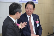 대화를 나누고 있는 권도엽 장관