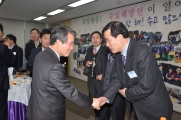 산하단체장들과 악수하는 권도엽 장관