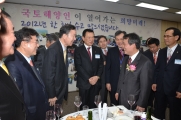 활짝 웃으며 단체장들과 인사를 나누고 있는 권도엽 장관
