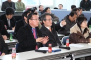 기자단 간사와 이야기를 나누고 있는 권도엽 장관