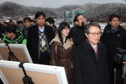 금강 공주보에 방문한 기자들과 권도엽 장관