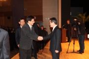 이임식을 마치고 직원들과 악수하는 권도엽 장관