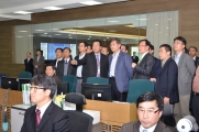 현장 설명을 듣고 있는 서승환 장관