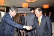 악수하는 서승환 장관
