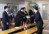 악수하는 박기풍 차관