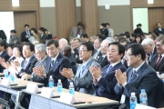 박수치는 참석자들