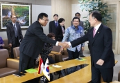 악수하는 박기풍 차관